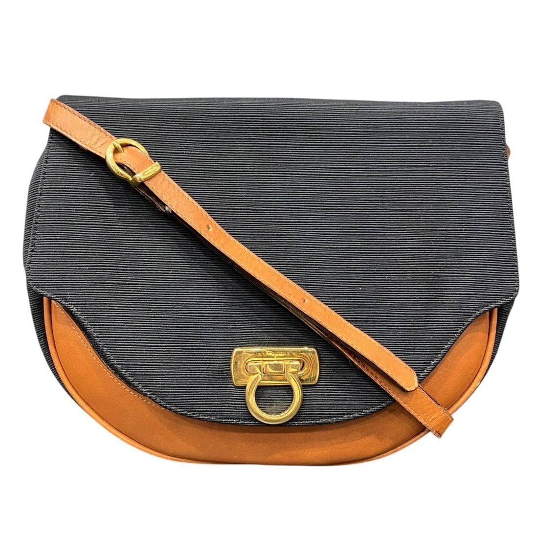 Salvatore Ferragamo shoulder bag, canvas.: --- Catalog ---Category: SizeSize (HxWxD): 21cm x 26cm x 5cm / 8.26'' x 10.23'' x 1.96''Category: DesignType: Shoulder bagColor: NavyGender: WomenClosure: Turn lockMaterial: Canvas Category: GeneralBr