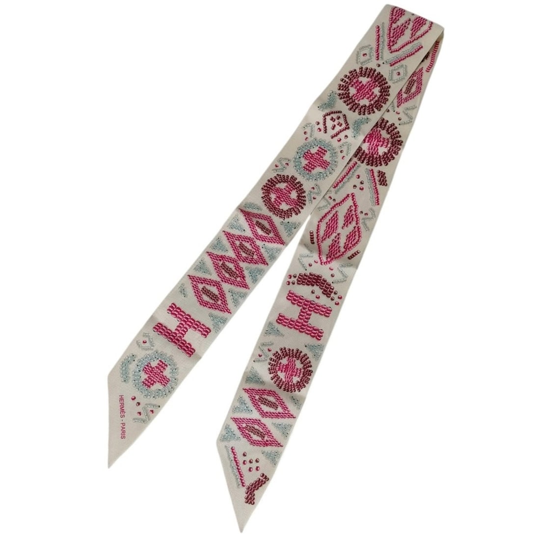 HERMES 100% Silk Kelly Emperle Twilly Scarf/Muffler, Ivory, Women's: --- Catalog ---Category: SizeSize (LxW): 84cm x 4.8cm / 33.07'' x 1.88''Category: DesignType: ScarfColor: IvoryGender: WomenMaterial: Silk 100%Category: GeneralBrand: Hermes--- Item List ---Section: C