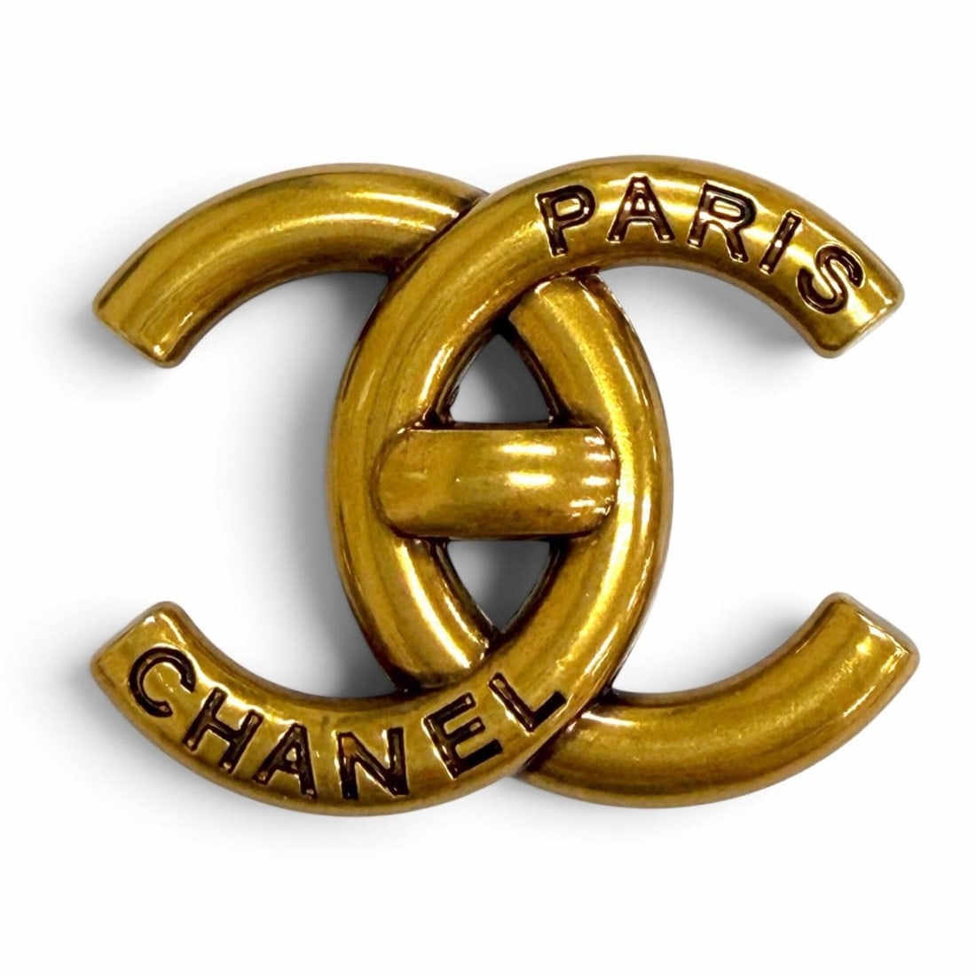 CHANEL B21K Coco Mark Logo Turnlock Design Brooch Gold Made in Italy Women's: --- Catalog ---Category: SizeSize (HxWxD): 3.2cm x 4.3cm / 1.25'' x 1.69''Category: DesignType: BroochColor: GoldGender: WomenCategory: GeneralBrand: ChanelCountry of Origin: Italy--- Item List ---Sec
