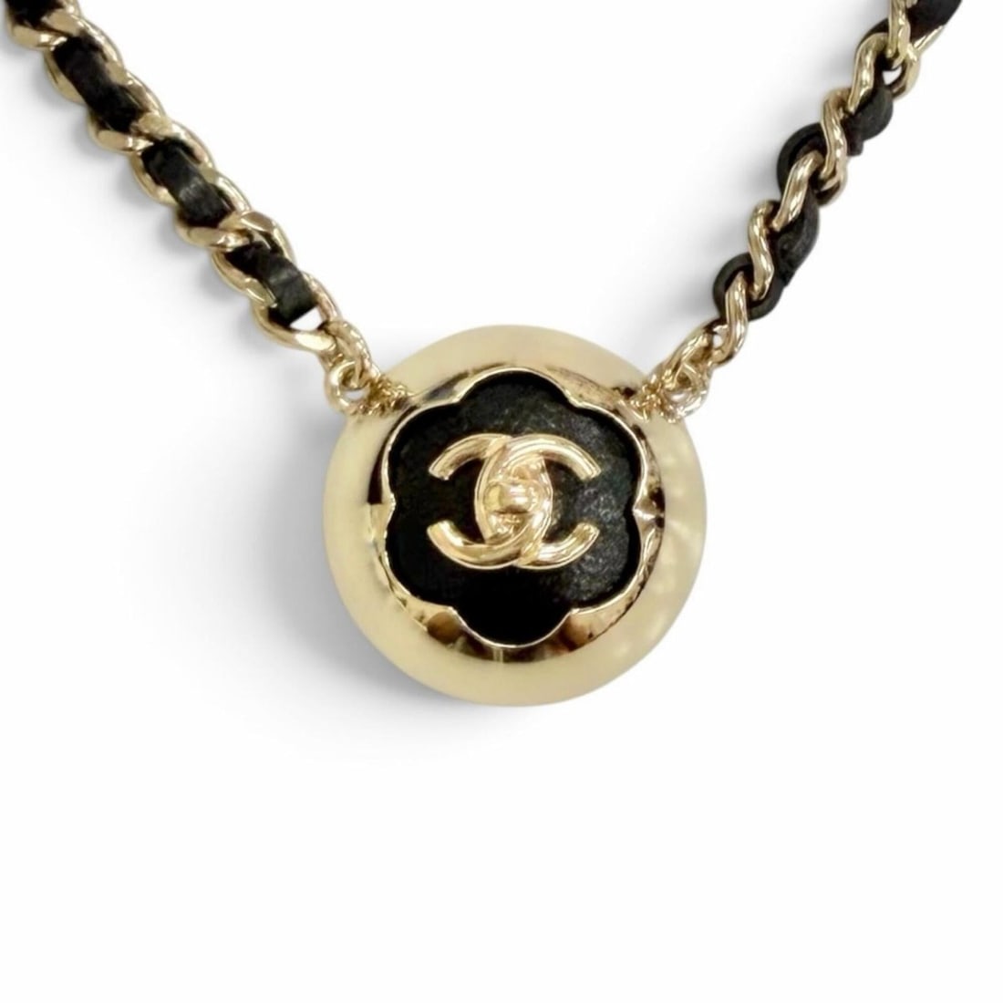 CHANEL B25A Leather Coco Mark Camellia Chain Necklace Choker Accessory Gold Black Made in Italy: --- Catalog ---Category: SizePendant Size: 21mm / 0.82''Neck Circumference: 35 cm - 43 cm / 13.77'' - 16.92''Category: DesignColor: Black, GoldGender: WomenMaterial: LeatherNecklace Type: NecklaceCate