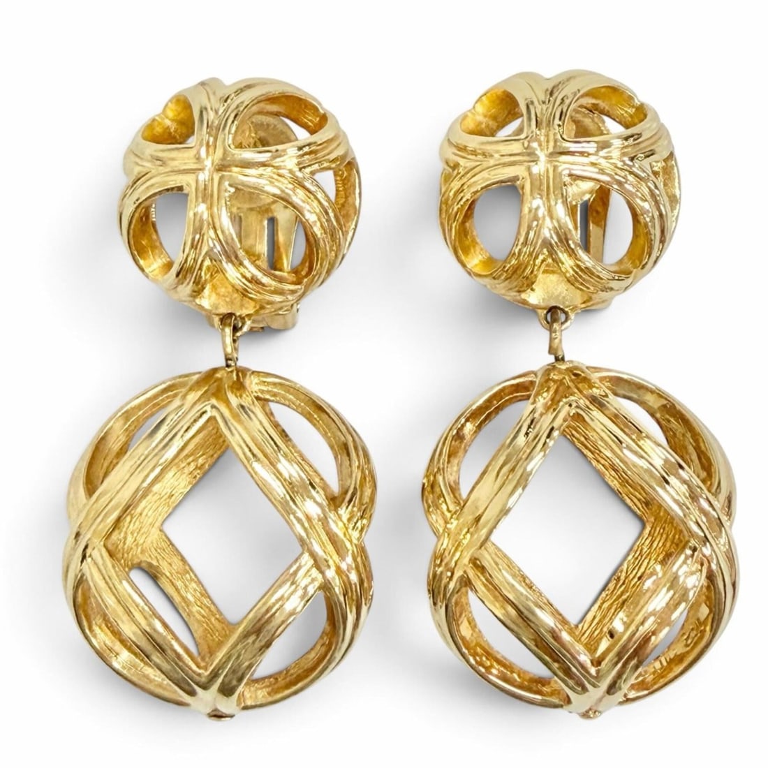 Christian Dior Vintage Spherical Lattice Design Ball Earrings, Clip-on, Gold, Made in Germany,: --- Catalog ---Category: SizeSize (HxWxD): 58.00mm x 22.00mm / 2.28'' x 0.87''Category: DesignType: Clip earringsColor: GoldGender: WomenCategory: GeneralBrand: Christian DiorCountry of Origin: German