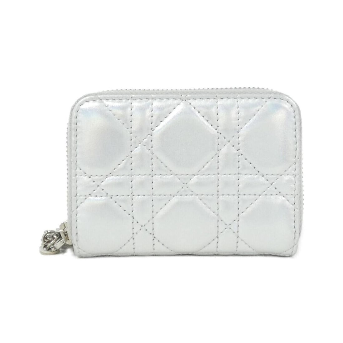 Christian Dior Lady Voyageur S0985PNHN Wallet/Coin Case: --- Catalog ---Category: SizeSize (HxWxD): 8cm x 11cm x 3cm / 3.14'' x 4.33'' x 1.18''Category: DesignType: Coin purse/coin caseColor: SilverGender: WomenMaterial: Leather Leather/Fur Type: Lamb