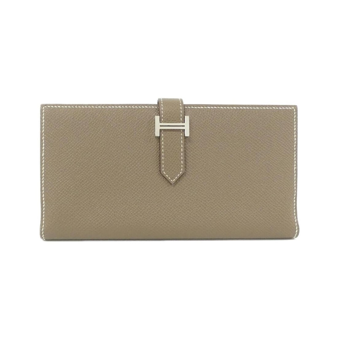 Hermes Bearn Soufflé 039785CK Wallet: --- Catalog ---Category: SizeSize (HxWxD): 9cm x 17.5cm x 1.5cm / 3.54'' x 6.88'' x 0.59''Category: DesignType: Long wallet (bi-fold)Color: Etoupe grayGender: Men,WomenMaterial: Epsom leather