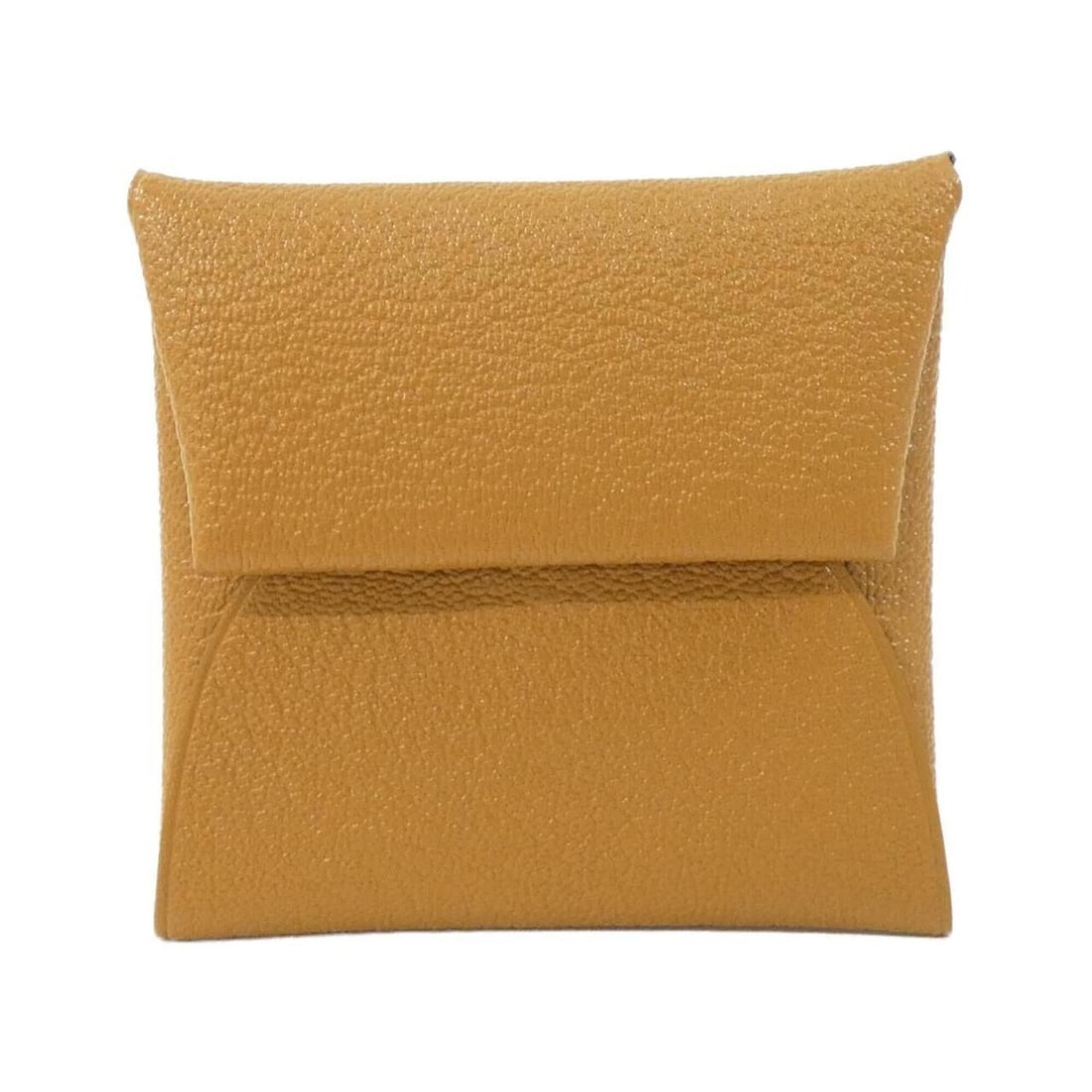Hermes Bastia 039759CK Wallet/Coin Case: --- Catalog ---Category: SizeSize (HxWxD): 8cm x 8.5cm x 1cm / 3.14'' x 3.34'' x 0.39''Category: DesignType: Coin purse/coin caseColor: CaramelGender: WomenMaterial: Chevre leather Category: