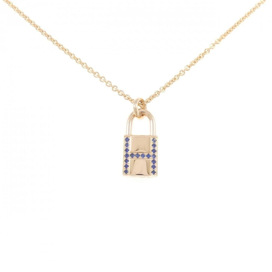 Hermes Kelly Cadenas Necklace: --- Catalog ---Category: SizeWidth: 1.4mm / 0.06''Weight: 8.8g / 0.31oz.Pendant Size: 16.3mm x 8.1mm / 0.64'' x 0.31''Neck Circumference: 38 cm - 40 cm / 14.96'' - 15.74''Category: DesignStone: