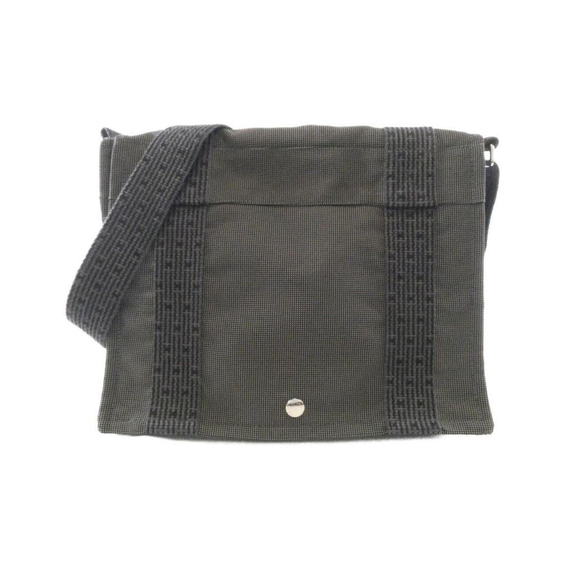 Hermes Herline Bassas PM 101197M Shoulder Bag: --- Catalog ---Category: SizeWeight: 570g / 1.25lb.Size (HxWxD): 25cm x 30cm x 7cm / 9.84'' x 11.81'' x 2.75''Strap Length: 115cm / 45.27''Category: DesignType: Shoulder bagColor: BlackGender: WomenMa