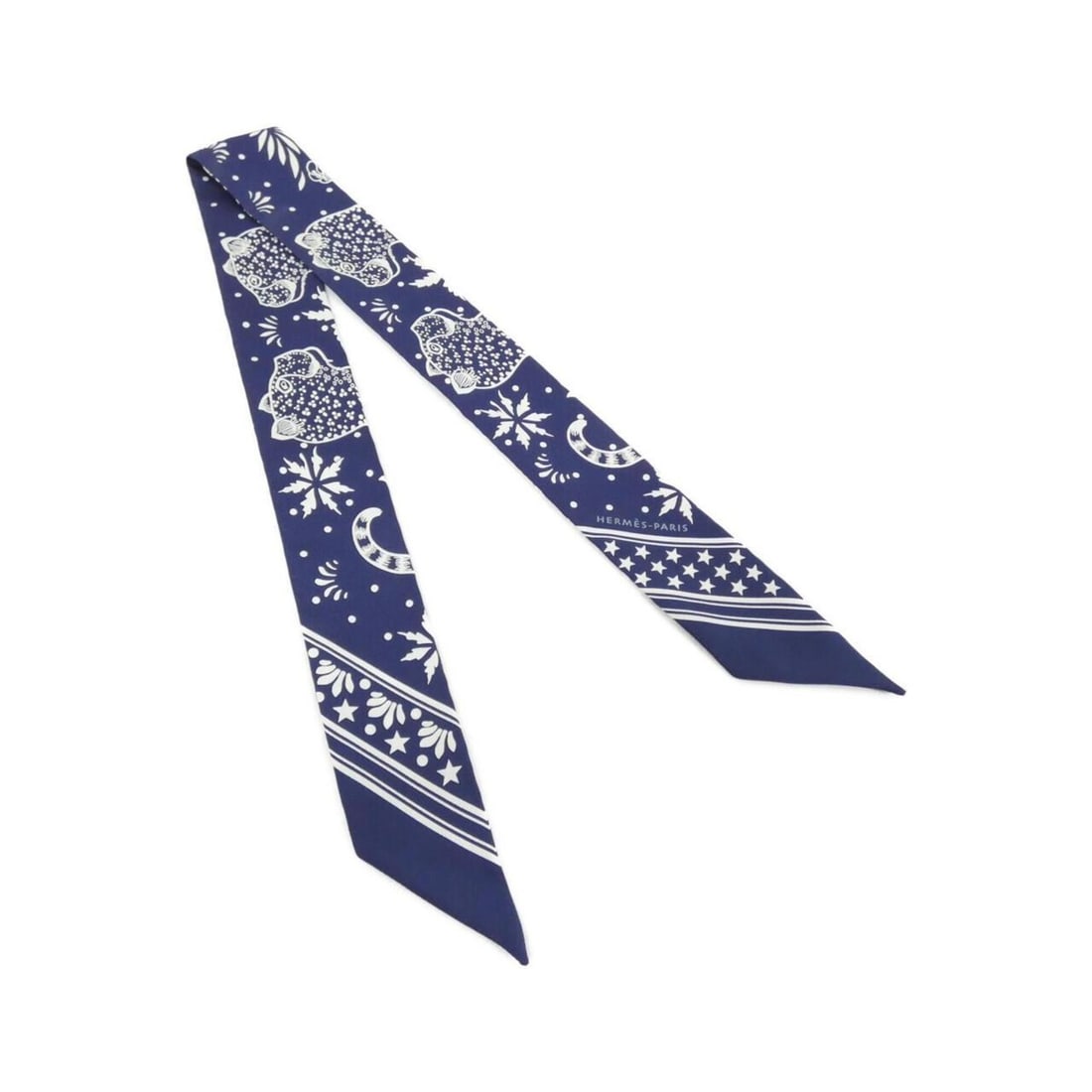 Hermes LES LEOPARDS BANDANA Twilly Scarf Muffler 063350S: --- Catalog ---Category: SizeSize (LxW): 5cm x 86cm / 1.96'' x 33.85''Category: DesignType: BandanaColor: Blue, WhiteGender: Men,WomenMaterial: Silk Category: GeneralMPN: 063350SBrand: Hermes--- Item