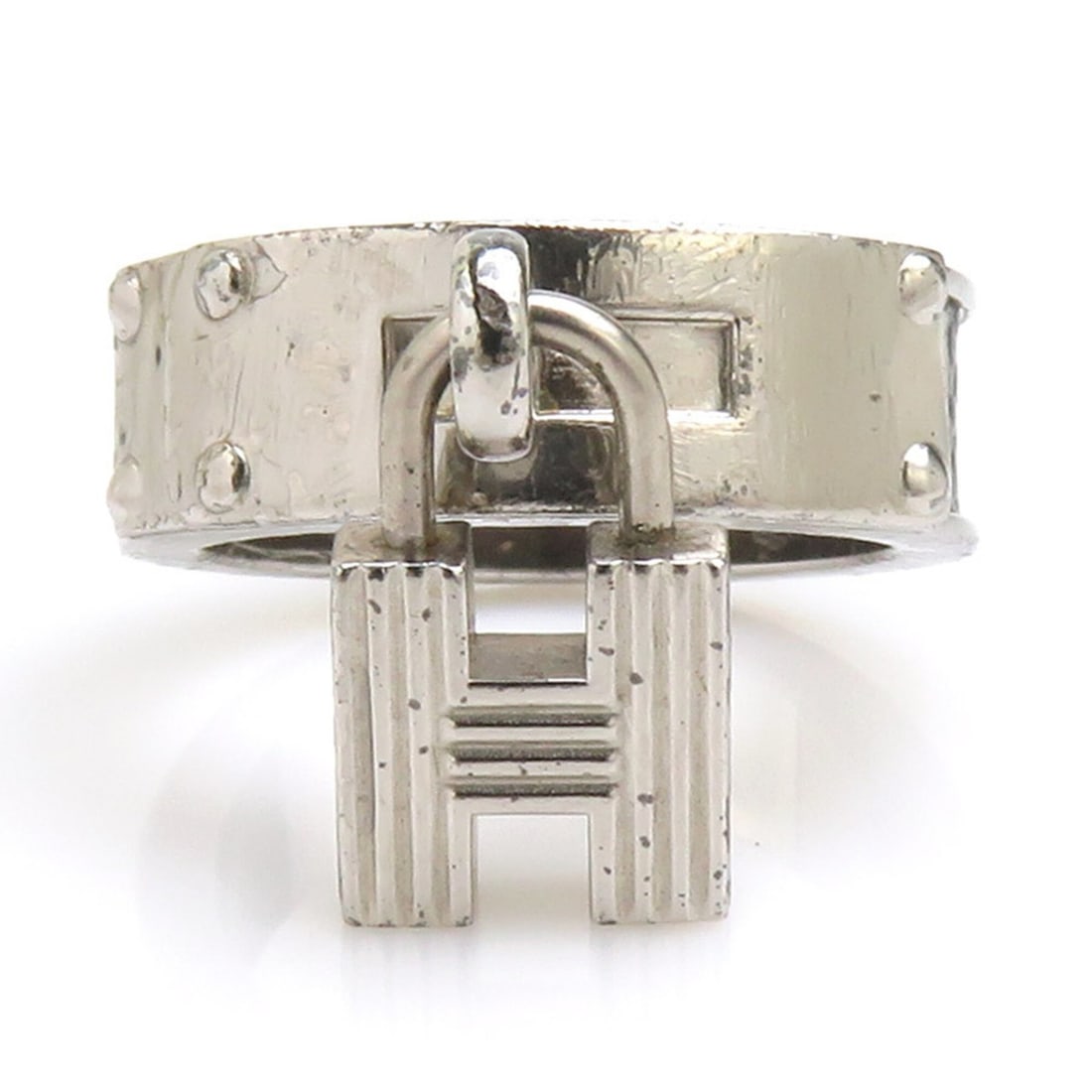 Hermes scarf ring with H padlock charm, metal and leather, silver black, for women, e62197a: --- Catalog ---Category: DesignType: Scarf ringColor: Black, SilverGender: WomenMaterial: Metal , Leather Category: GeneralBrand: HermesCountry of Origin: FranceCategory: Physical PropertiesSize (HxWx