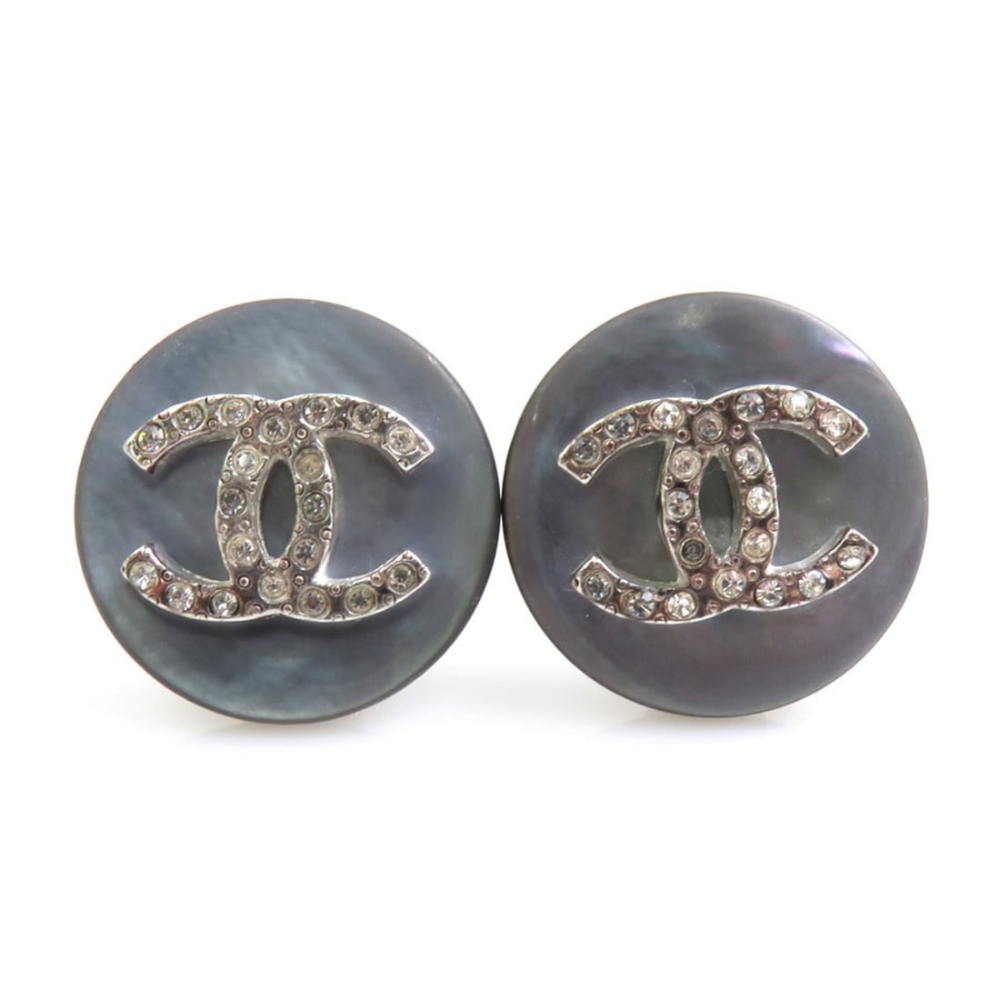 Chanel earrings, Coco Mark, shell, metal, gray, silver, women's, e62191a: --- Catalog ---Category: DesignType: Clip earringsColor: Gray, SilverGender: WomenMaterial: Metal, ShellCategory: GeneralBrand: ChanelCountry of Origin: France--- Item List ---Section: ConditionRankin