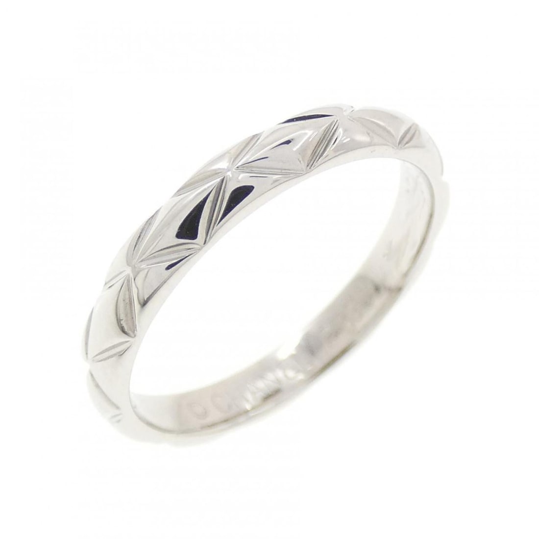 Chanel Matelassé Ring: --- Catalog ---Category: SizeUS Size: 3.5Brand Size: 45Category: DesignType: Band ringColor: PlatinumGender: WomenMaterial: Platinum 950Category: GeneralMPN: J2820Brand: Chanel--- Item List ---Section
