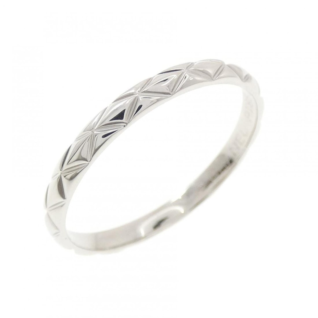 Chanel Matelassé Ring: --- Catalog ---Category: SizeUS Size: 11.5Brand Size: 64Category: DesignType: Band ringColor: PlatinumGender: Women,MenMaterial: Platinum 950Category: GeneralMPN: J2820Brand: Chanel--- Item List ---Se