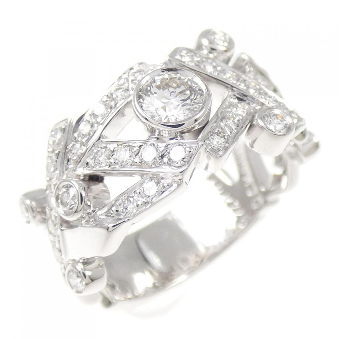 Chanel Christopher Ring: --- Catalog ---Category: SizeUS Size: 5Brand Size: 49Category: DesignType: Band ringColor: White goldStone: DiamondGender: WomenMaterial: White gold (18K)Category: GeneralBrand: Chanel--- Item List