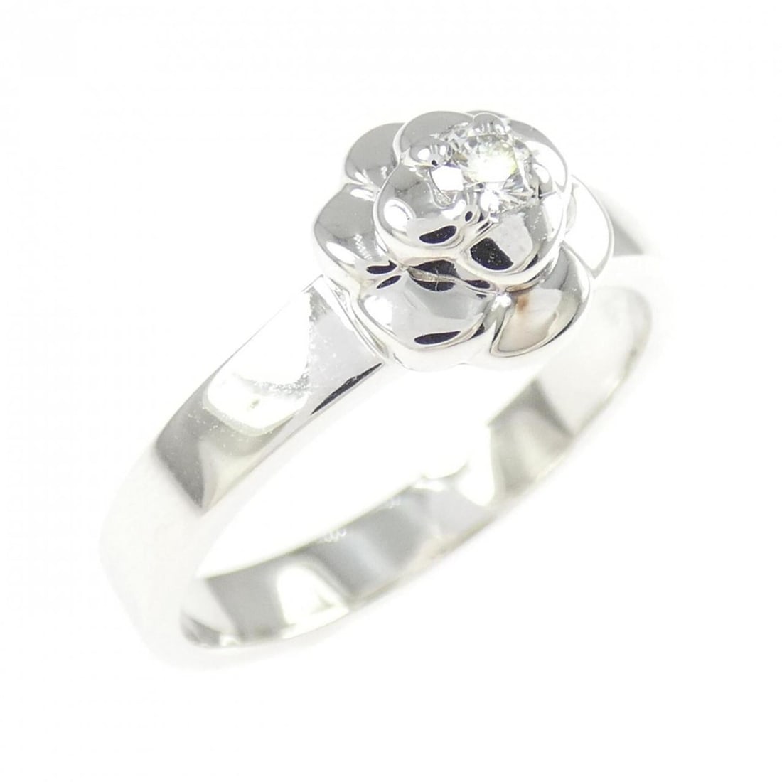 Chanel Camellia Ring: --- Catalog ---Category: SizeJP Size: 17.5US Size: 8.5Category: DesignType: Band ringColor: White goldStone: DiamondGender: Women,MenMaterial: White gold (18K)Category: GeneralBrand: Chanel--- Item