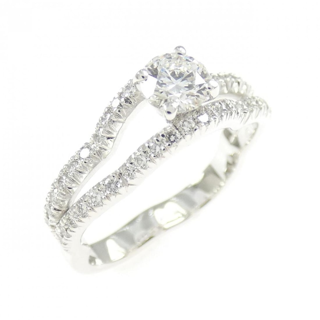 Chanel Camellia Ring: --- Catalog ---Category: SizeUS Size: 3.5Brand Size: 46Category: DesignType: Band ringColor: White goldStone: DiamondGender: WomenMaterial: White gold (18K)Category: GeneralMPN: J3212Brand: Chanel---