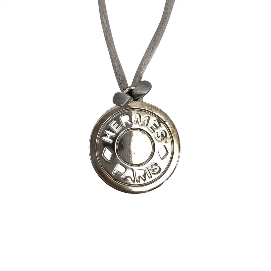 Hermes HERMES Sellier motif silk cord necklace, metal g, silver hardware, men's and women's.: --- Catalog ---Category: SizePendant Size: 30mm x 27mm / 1.18'' x 1.06''Neck Circumference: 54 cm / 21.25''Category: DesignColor: SilverGender: Men,WomenMaterial: MetalNecklace Type: NecklaceCategory: