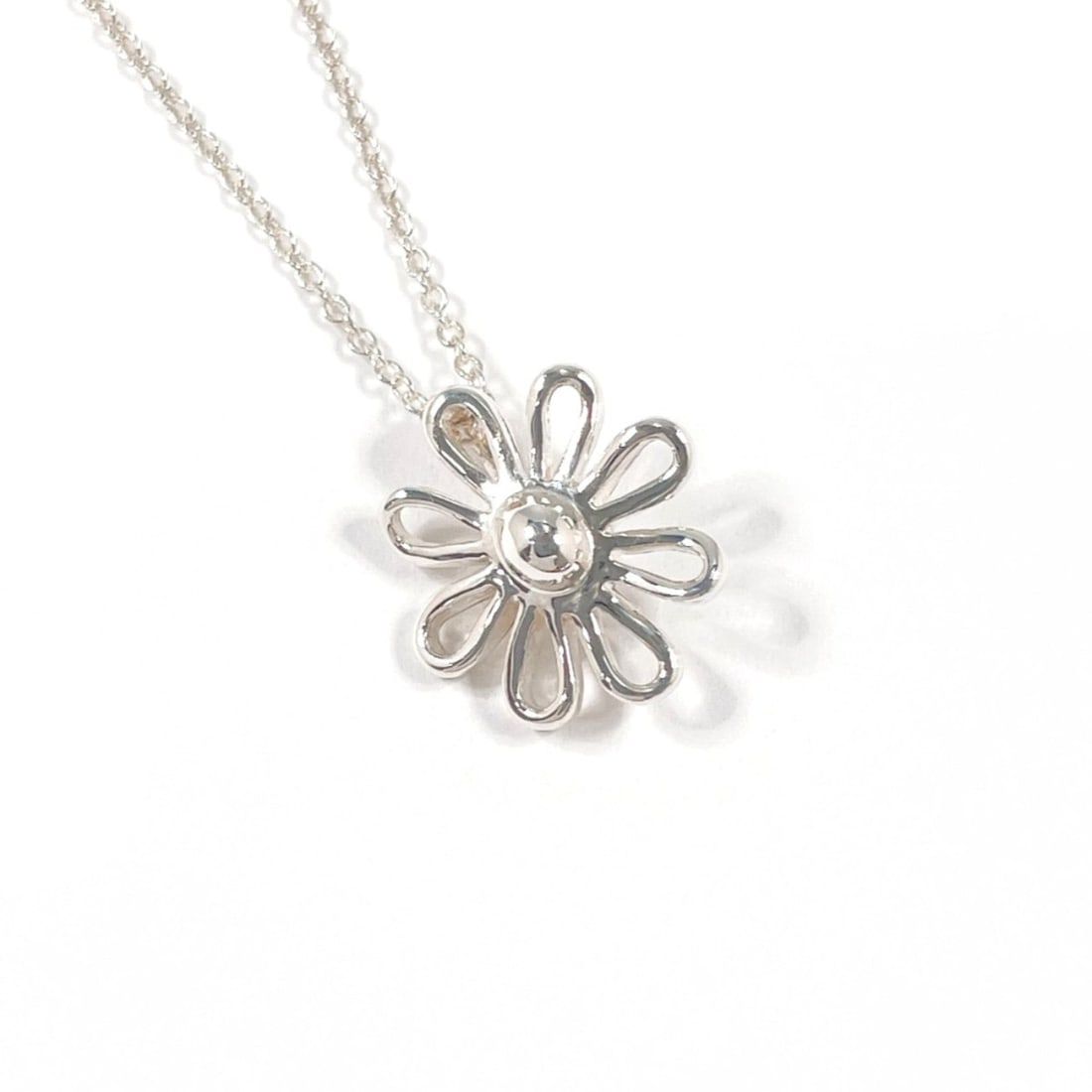 TIFFANY&Co. Tiffany Daisy Paloma Picasso Necklace, Sterling Silver 925, Silver, Women's: --- Catalog ---Category: SizePendant Size: 14.8mm x 13.6mm / 0.58'' x 0.53''Neck Circumference: 41.5 cm / 16.33''Category: DesignColor: SilverGender: WomenMaterial: Silver 925Necklace Type: NecklaceCa