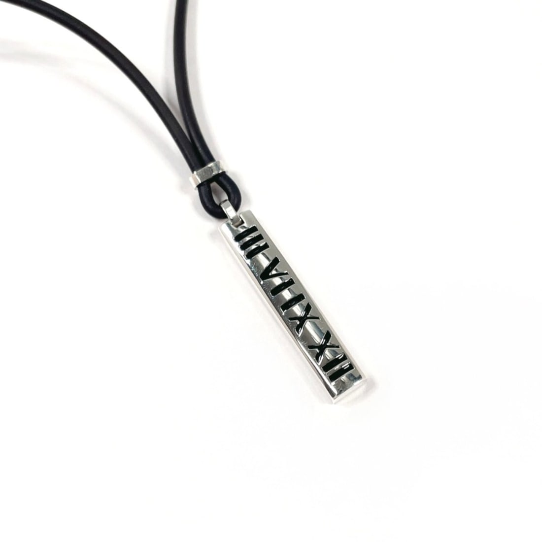 TIFFANY&Co. Tiffany Atlas Bar Necklace, Sterling Silver 925/Rubber, Silver, Unisex: --- Catalog ---Category: SizePendant Size: 41.6mm x 7.2mm / 1.63'' x 0.28''Neck Circumference: 51 cm / 20.07''Category: DesignColor: SilverGender: Men,WomenMaterial: Rubber, Silver 925Necklace Type: N
