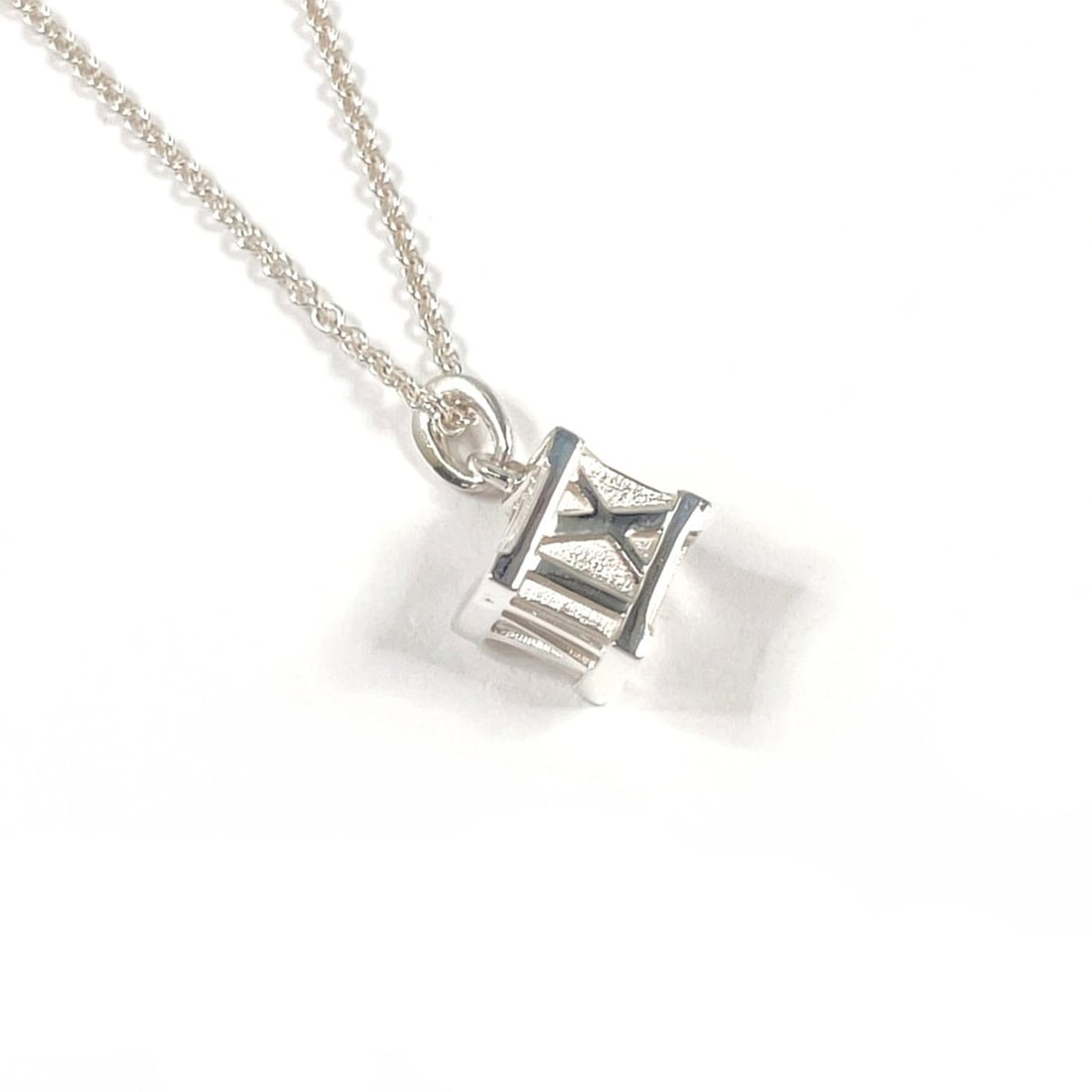 TIFFANY&Co. Tiffany Atlas Cube Necklace, Sterling Silver 925, Unisex: --- Catalog ---Category: SizePendant Size: 8mm x 8mm / 0.31'' x 0.31''Neck Circumference: 41 cm / 16.14''Category: DesignColor: SilverGender: Women,MenMaterial: Silver 925Necklace Type: NecklaceCatego