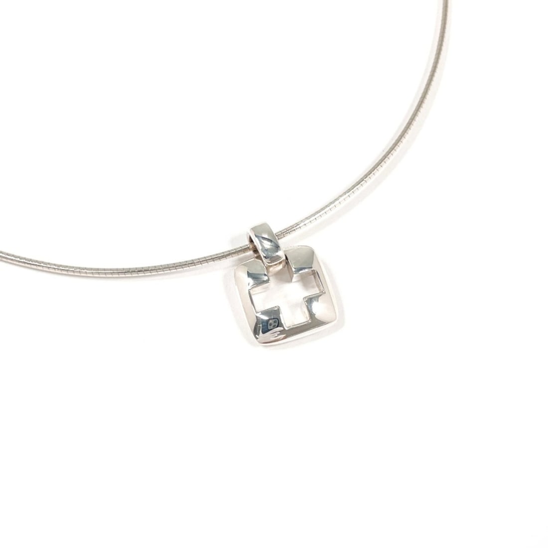 TIFFANY&Co. Tiffany Pierced Cross Necklace, Sterling Silver 925, Unisex: --- Catalog ---Category: SizePendant Size: 12.4mm x 12.4mm / 0.48'' x 0.48''Neck Circumference: 40 cm / 15.74''Category: DesignColor: SilverGender: Men,WomenMaterial: Silver 925Necklace Type: Necklace