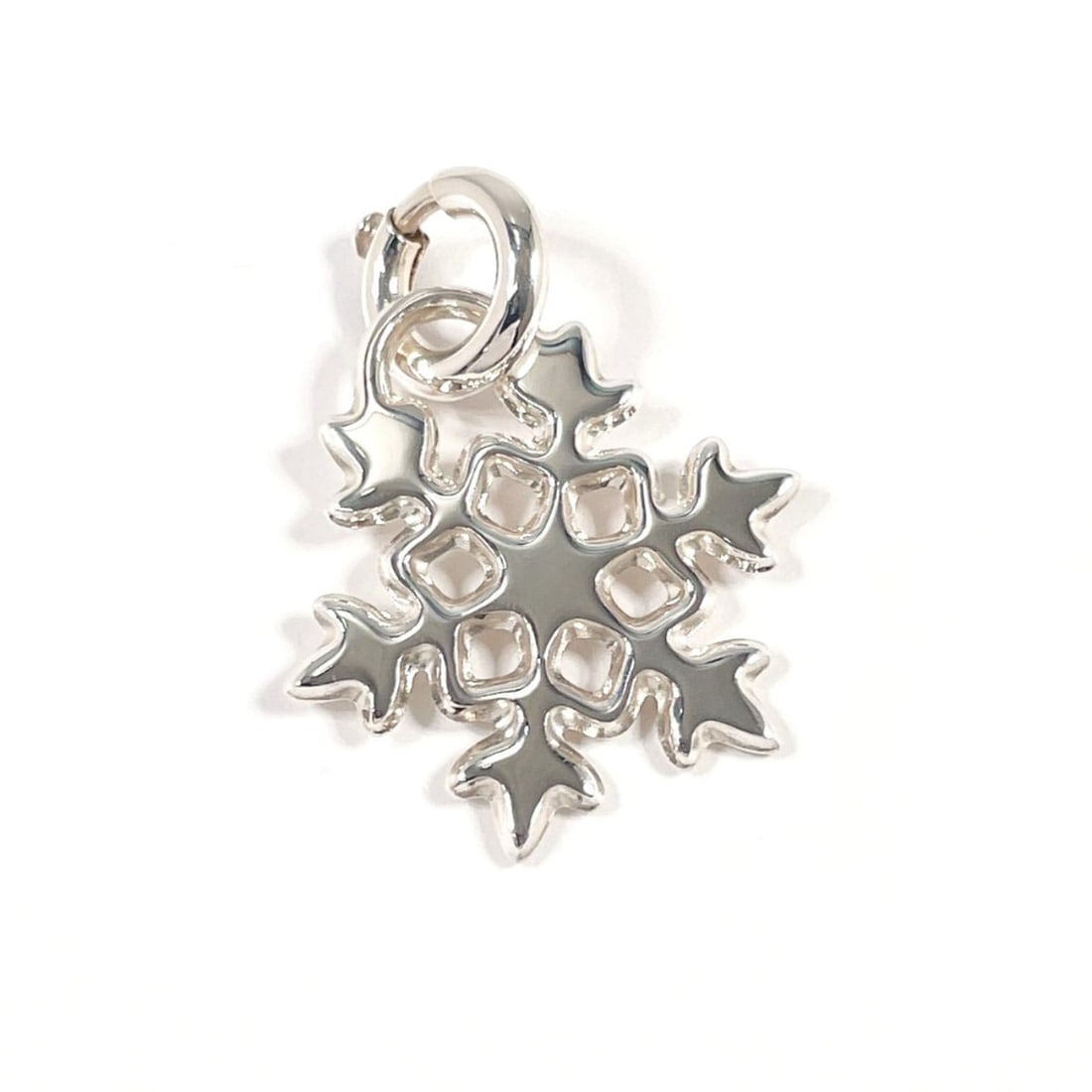 TIFFANY&Co. Tiffany Snowflake Pendant Top, Sterling Silver 925, Silver, Women's: --- Catalog ---Category: SizePendant Size: 24.2mm x 20.3mm / 0.95'' x 0.79''Category: DesignColor: SilverGender: WomenMaterial: Silver 925Necklace Type: PendantCategory: GeneralBrand: Tiffany--- Item 