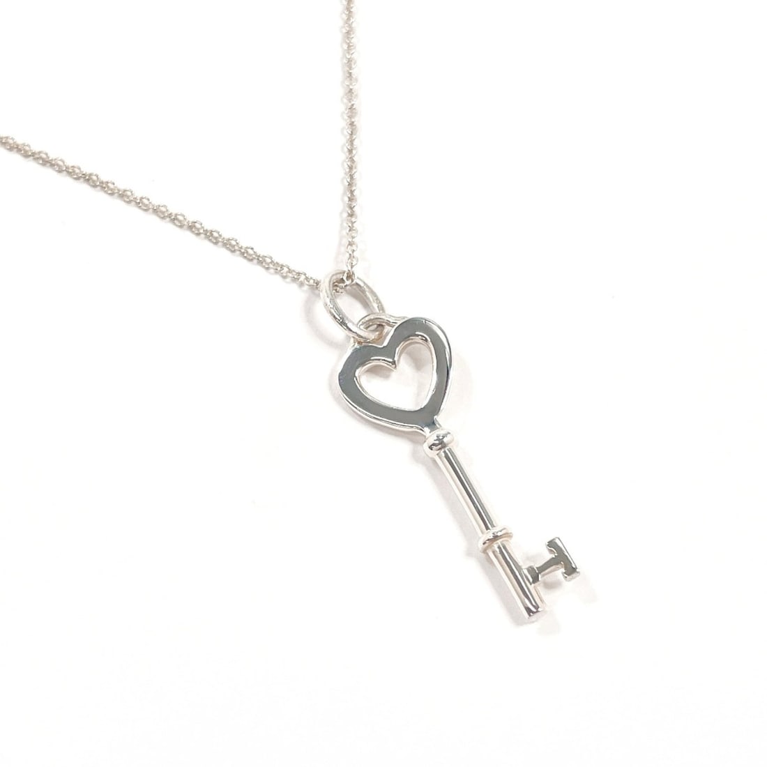 TIFFANY&Co. Tiffany Heart Key Necklace, Sterling Silver 925, Silver, Women's: --- Catalog ---Category: SizePendant Size: 27.5mm x 9.5mm / 1.08'' x 0.37''Neck Circumference: 40.5 cm / 15.94''Category: DesignColor: SilverGender: WomenMaterial: Silver 925Necklace Type: NecklaceCat