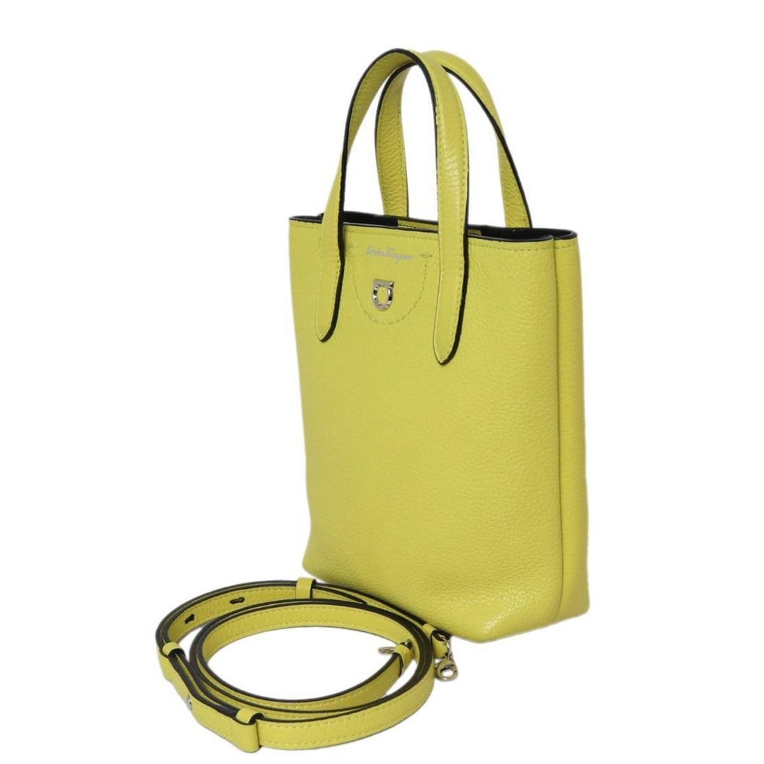 Salvatore Ferragamo Ferragamo 2-way bag, tote bag/shoulder lemon yellow.: --- Catalog ---Category: SizeSize (HxWxD): 18cm x 13.5cm x 6.8cm / 7.08'' x 5.31'' x 2.67''Category: DesignType: Shoulder bag, Tote bagColor: Lemon yellowGender: WomenCategory: GeneralBrand: Salvatore