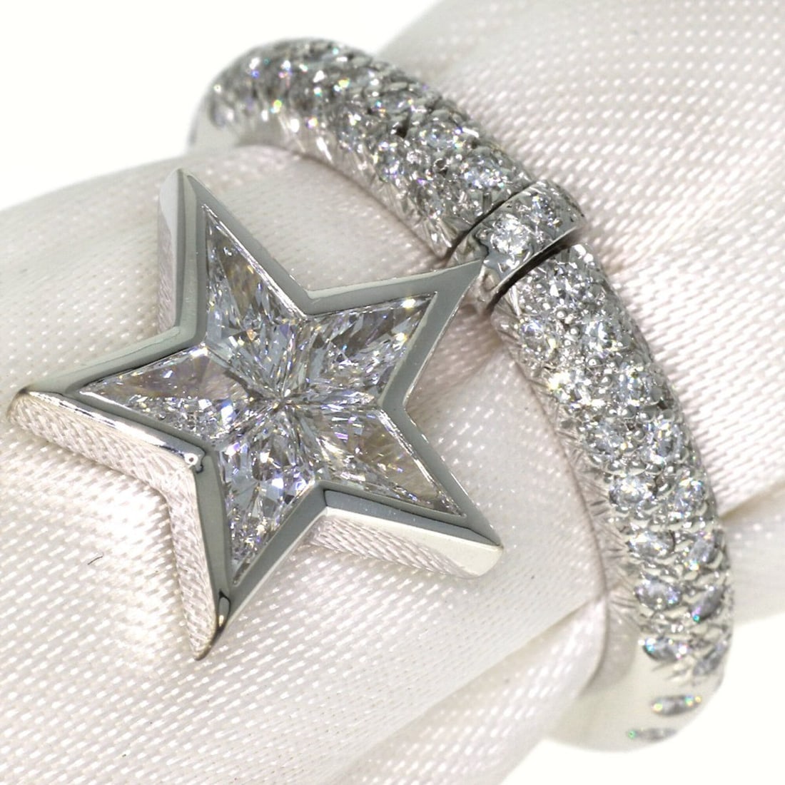Chanel Comet Diamond Ring, 18K White Gold, Women's.: --- Catalog ---Category: SizeJP Size: 8.5US Size: 4.5Category: DesignType: Band ringColor: White goldGender: WomenMaterial: White goldCategory: GeneralBrand: Chanel--- Item List ---Section: ConditionR