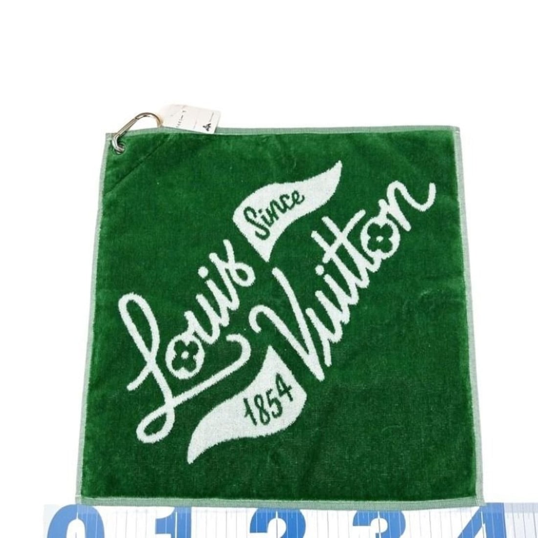 LOUIS VUITTON Towel LV Golf GI1296 Green Cotton Men's Women's: --- Catalog ---Category: SizeSize (LxW): 40cm x 41cm / 15.74'' x 16.14''Category: DesignType: Sports towelColor: GreenGender: Men,Women,UnisexMaterial: Cotton 100%Category: GeneralBrand: Louis Vuitton