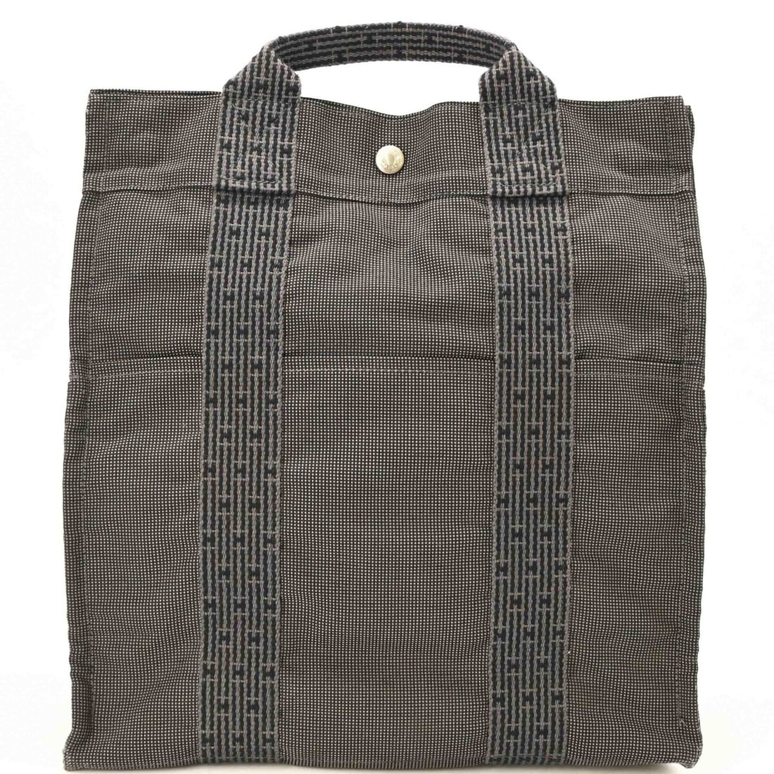 HERMES Hermes Herline Ad MM Backpack, Nylon Canvas, Men's & Women's, Gray: --- Catalog ---Category: SizeSize (HxWxD): 34cm x 32cm x 13cm / 13.38'' x 12.59'' x 5.11''Category: DesignType: BackpackColor: GrayGender: Men,WomenMaterial: Nylon canvas Category: GeneralLine: Her