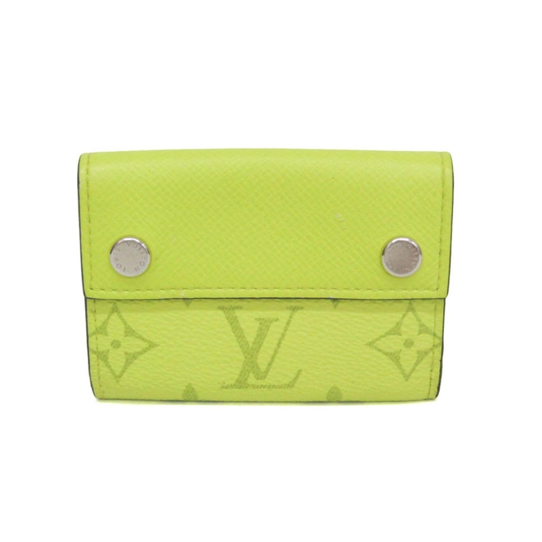 Louis Vuitton Taigarama Discovery Compact Wallet M67629 Men,Women Taigarama Wallet (tri-fold) Jaune: --- Catalog ---Category: SizeSize (HxWxD): 7cm x 9.5cm x 2cm / 2.75'' x 3.74'' x 0.78''Category: DesignType: Wallet (tri-fold)Color: JauneGender: Men,WomenClosure: Snap fastenerMaterial: Taigarama Inn
