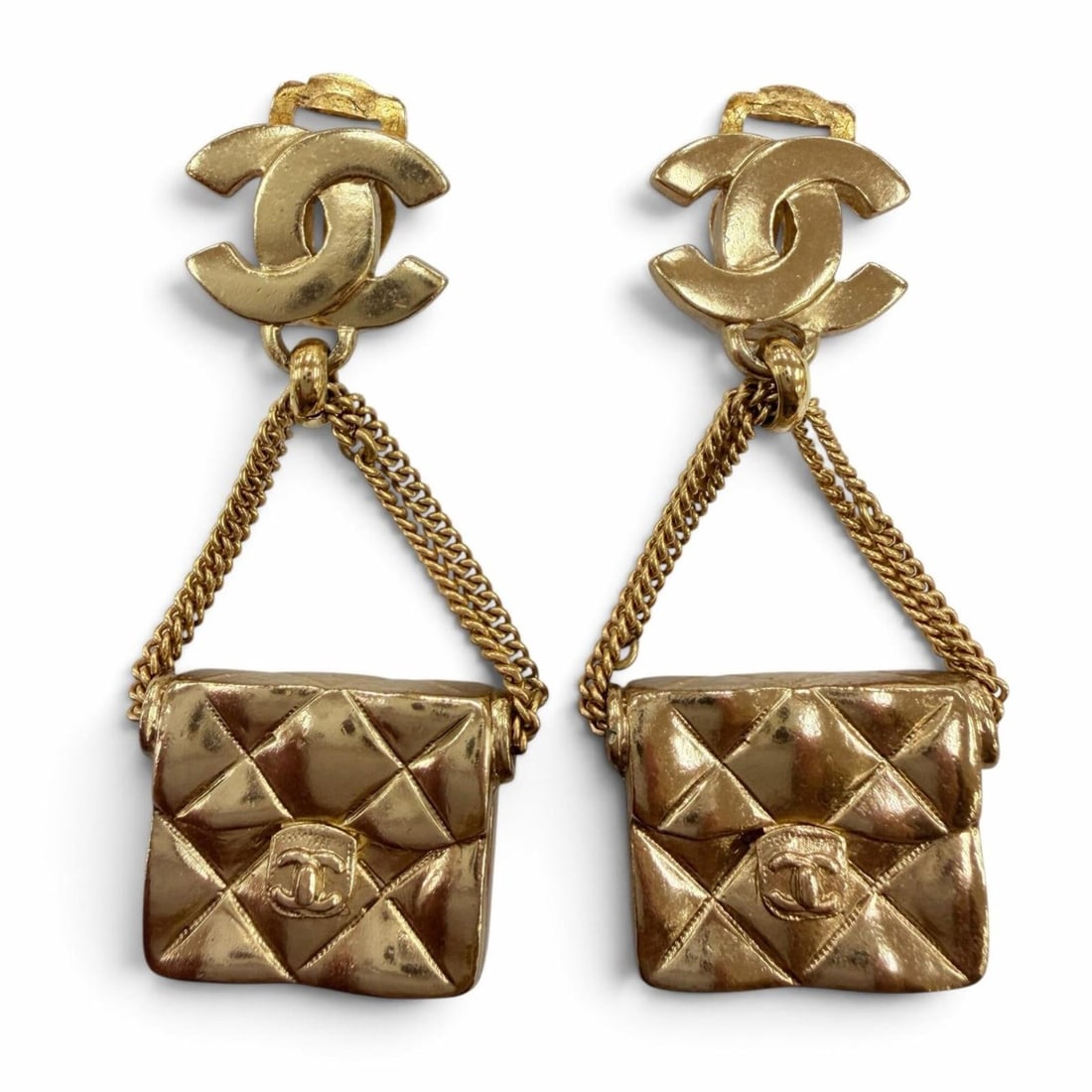 CHANEL Vintage 02P Metal Coco Mark Matelassé Bag Accessory Earrings Gold Made in France Women's: --- Catalog ---Category: SizeSize (HxWxD): 50.00mm x 15.00mm / 1.97'' x 0.59''Category: DesignType: Clip earringsColor: GoldGender: WomenMaterial: MetalCategory: GeneralMPN: 02PBrand: ChanelCountry of