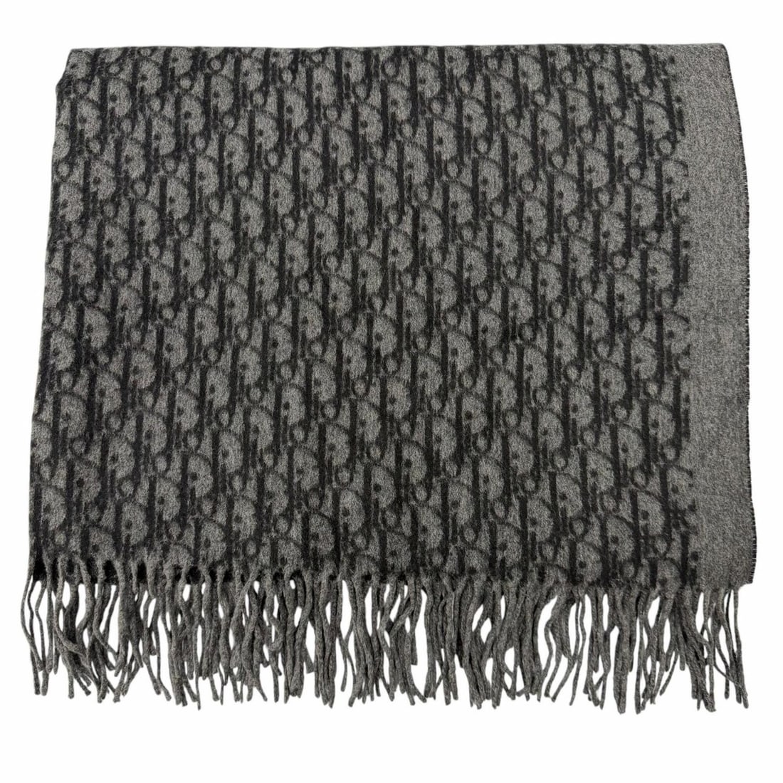 DIOR Homme 93E0013A0168 100% Silk Oblique Fringe Large Stole/Scarf Black Gray Made in Italy Men's: --- Catalog ---Category: SizeSize (LxW): 1.86m x 77cm / 73.22'' x 30.31''Category: DesignType: StoleColor: Black, GrayGender: MenMaterial: Silk Category: GeneralMPN: 93E0013A0168Brand: Dior HommeCount