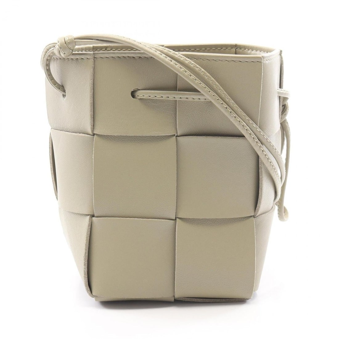 Bottega Veneta Cassette Mini Crossbody Bucket Shoulder Bag Handbag Leather Women's Khaki 680217: --- Catalog ---Category: SizeSize (HxWxD): 14cm x 9cm x 9cm / 5.51'' x 3.54'' x 3.54''Category: DesignType: Handbag, Shoulder bagColor: KhakiGender: WomenMaterial: Leather Category: GeneralMPN: 680217