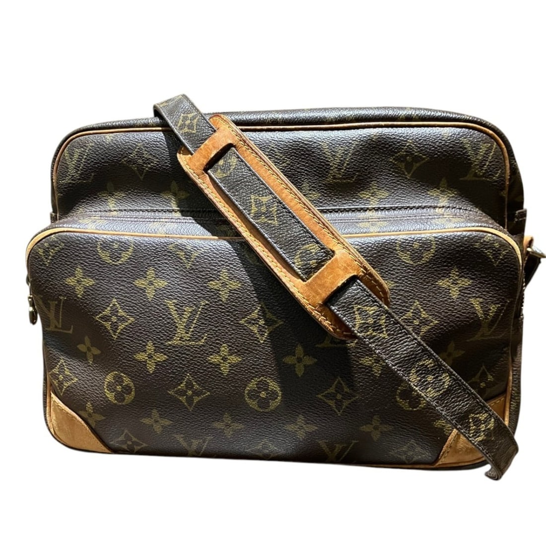 Louis Vuitton Nile Shoulder Bag, Monogram Canvas, M45244: --- Catalog ---Category: SizeSize (HxWxD): 20cm x 28cm x 10cm / 7.87'' x 11.02'' x 3.93''Strap Length: 108cm - 125cm / 42.51'' - 49.21''Category: DesignType: Shoulder bagColor: BrownGender: WomenMater