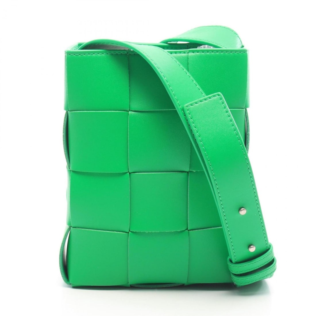Bottega Veneta Cassette Mini Crossbody Bag, Shoulder Handbag, Leather, Women's, Green, 729298: --- Catalog ---Category: SizeSize (HxWxD): 18cm x 13.5cm x 5cm / 7.08'' x 5.31'' x 1.96''Strap Length: 103cm - 113.5cm / 40.55'' - 44.68''Category: DesignType: Crossbody bag, Shoulder bagColor: GreenG