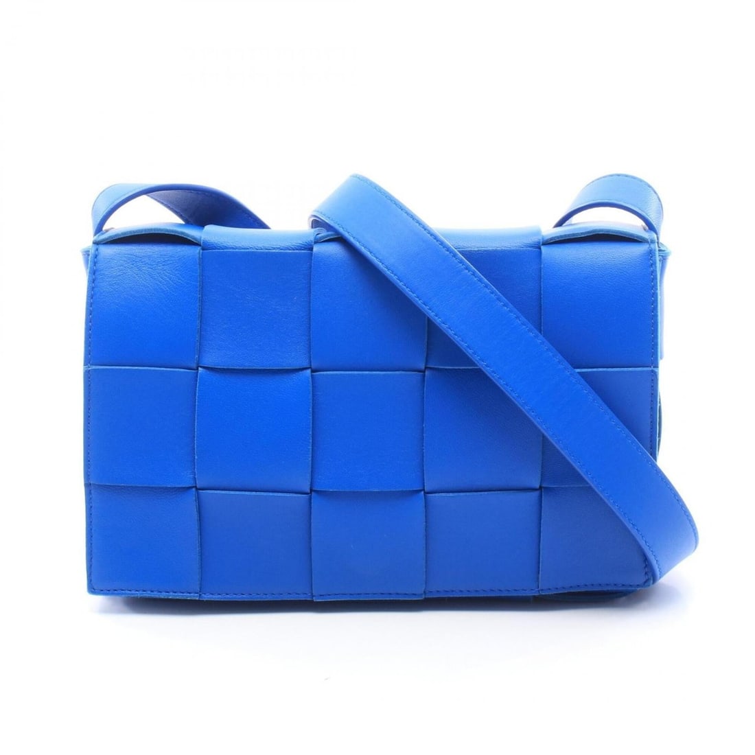 Bottega Veneta Cassette Crossbody Maxi Intrecciato Shoulder Bag Handbag Leather Women's Blue: --- Catalog ---Category: SizeSize (HxWxD): 14cm x 22cm x 5cm / 5.51'' x 8.66'' x 1.96''Strap Length: 97.5cm - 117cm / 38.38'' - 46.06''Category: DesignType: Shoulder bag, Sling bagColor: BlueGender: W