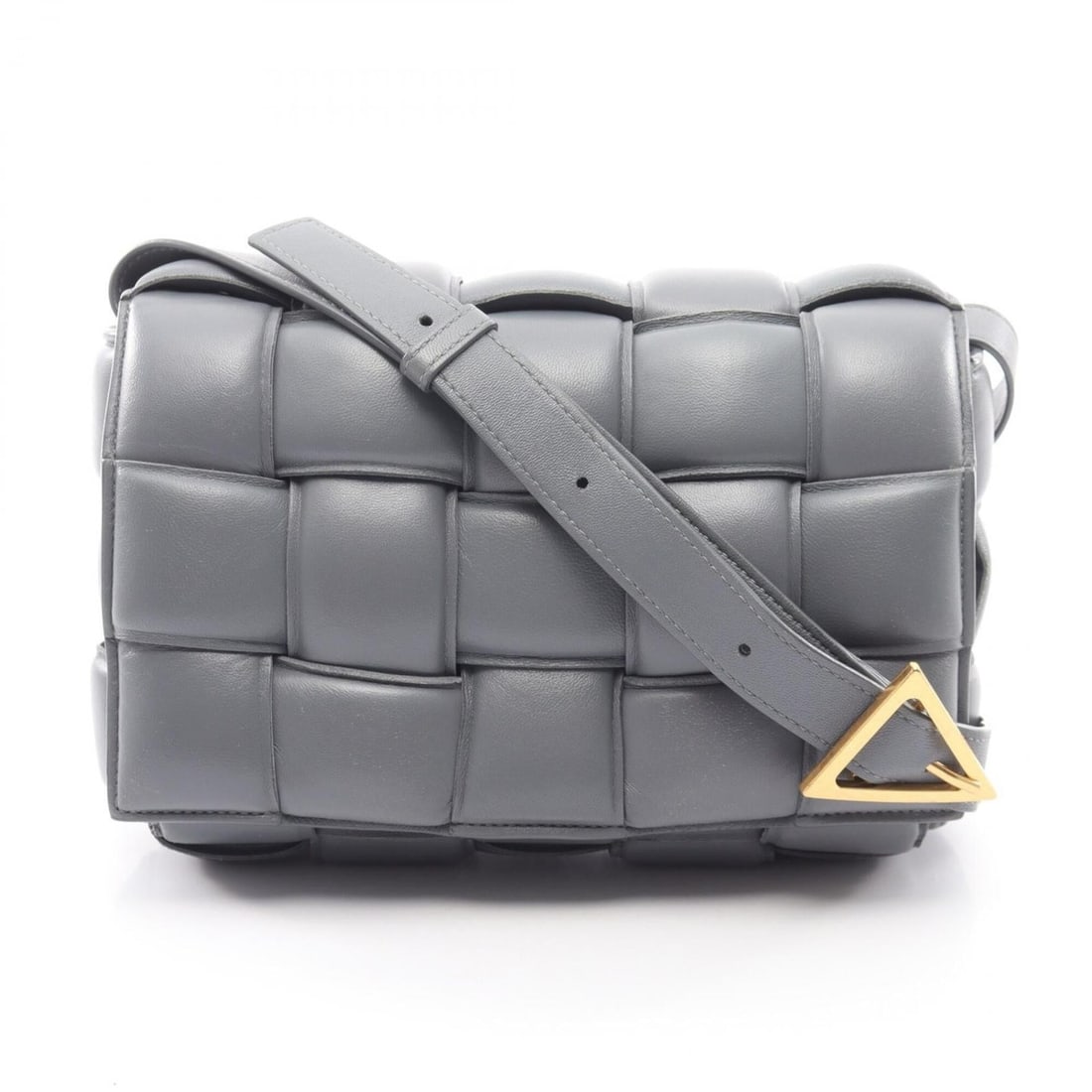 Bottega Veneta Padded Cassette Intrecciato Shoulder Bag/Handbag, Leather, Women's, Gray, 591970: --- Catalog ---Category: SizeSize (HxWxD): 18cm x 24.5cm x 6cm / 7.08'' x 9.64'' x 2.36''Strap Length: 97cm - 123cm / 38.18'' - 48.42''Category: DesignType: Handbag, Shoulder bagColor: GrayGender: Wom