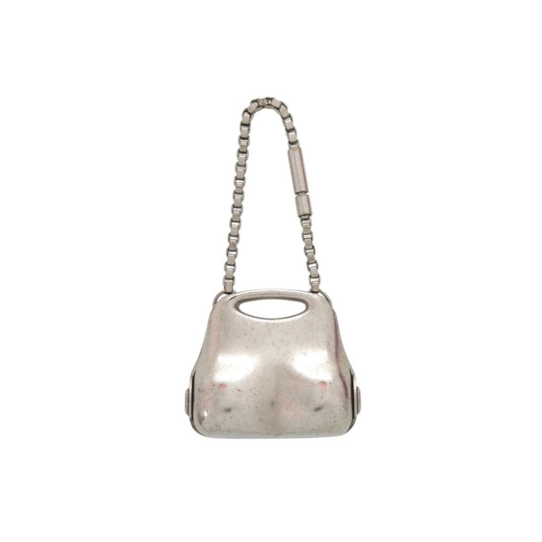 Chanel handbag motif charm, metal, silver keychain 0647CHANEL: --- Catalog ---Category: SizeSize (HxWxD): 9cm x 4cm x 1.5cm / 3.54'' x 1.57'' x 0.59''Category: DesignType: KeyringColor: SilverGender: Women,MenMaterial: MetalCategory: GeneralBrand: Chanel--- Item 