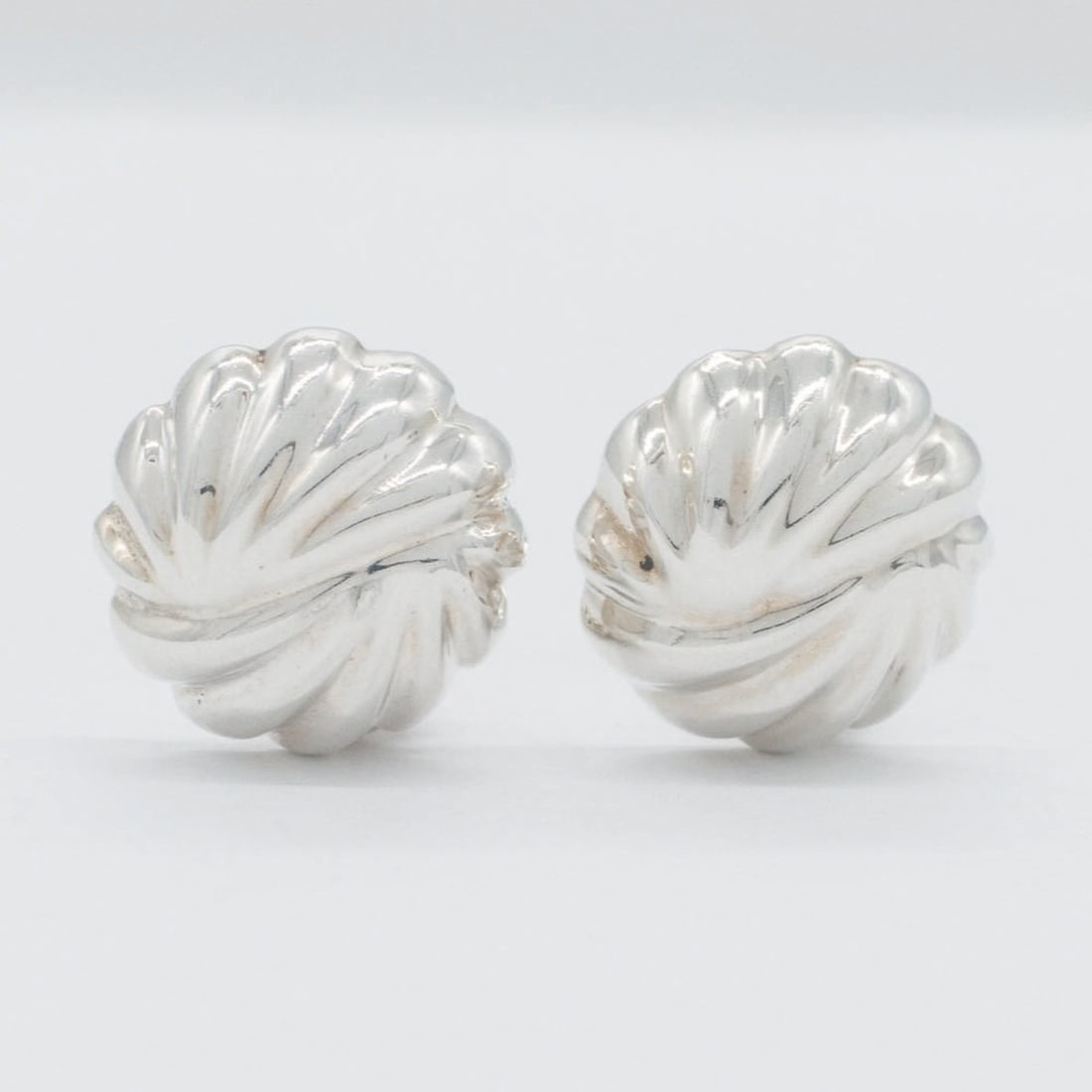 Tiffany & Co. Round Shell Earrings, Sterling Silver 925, Vintage, Ladies'.: --- Catalog ---Category: DesignType: Clip earringsGender: WomenMaterial: Sterling silver 925Category: GeneralBrand: Tiffany--- Item List ---Section: ConditionRanking: Rank A Used - A few traces of usa