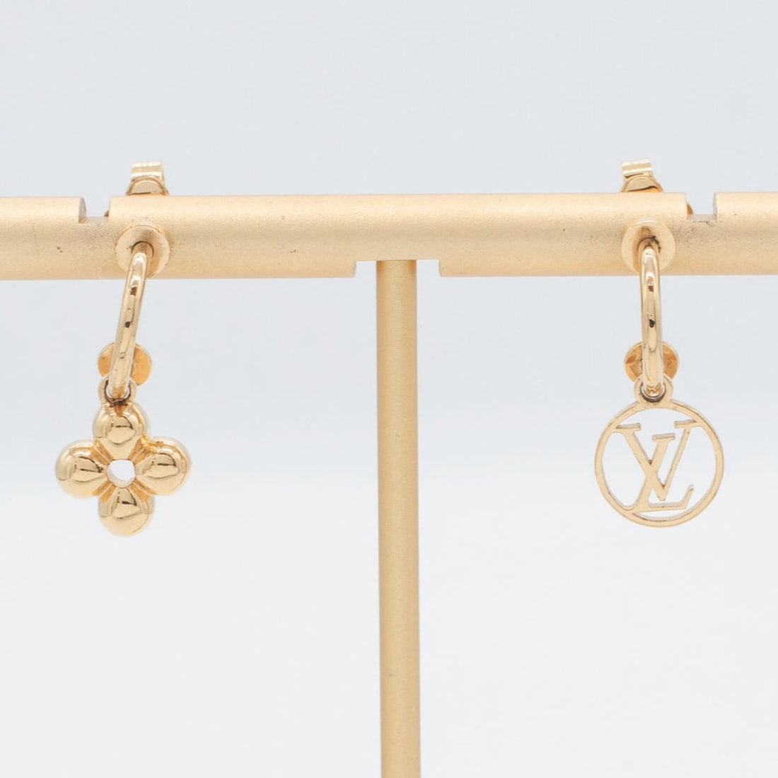 Louis Vuitton Blooming Earrings M64859 Gold Metal Ear Monogram Flower LV Women's LOUIS VUITTON: --- Catalog ---Category: DesignType: Clip earringsColor: GoldGender: WomenMaterial: MetalCategory: GeneralLine: MonogramBrand: Louis Vuitton--- Item List ---Section: ConditionRanking: Rank A Used - A 