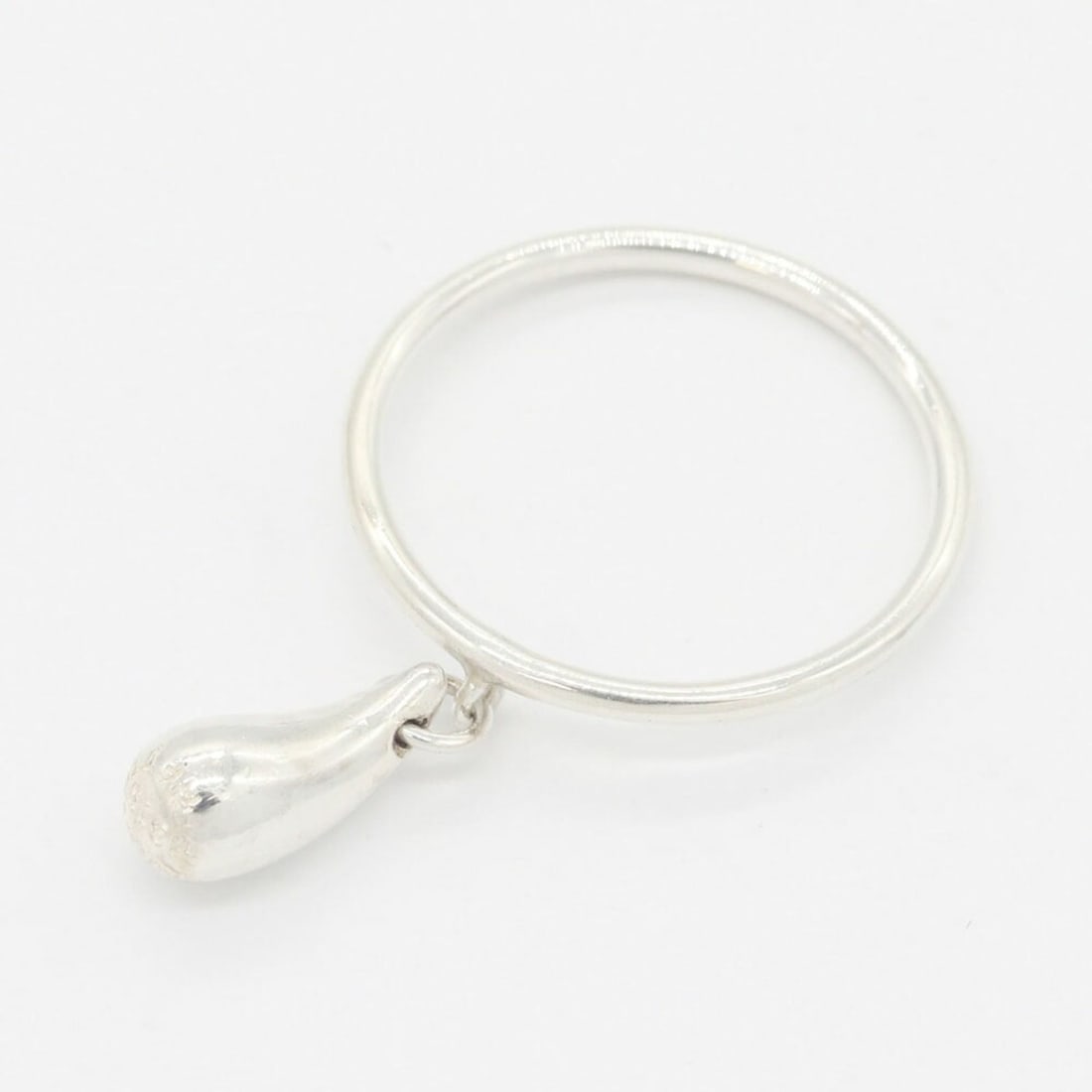 Tiffany & Co. Elsa Peretti Teardrop Ring, Sterling Silver 925, US Size 5 (JP), Women's Design.: --- Catalog ---Category: SizeJP Size: 9US Size: 5Category: DesignType: Band ringGender: WomenMaterial: Sterling silver 925Category: GeneralBrand: Tiffany--- Item List ---Section: ConditionRanking: Ran