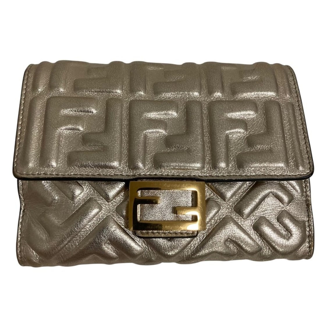 FENDI FF pattern medium bi-fold wallet 8M0419 gold color men's and women's: --- Catalog ---Category: SizeSize (HxWxD): 11cm x 14cm x 2cm / 4.33'' x 5.51'' x 0.78''Category: DesignType: Wallet (bi-fold)Color: GoldGender: Men,WomenCategory: GeneralBrand: Fendi--- Item List ---S