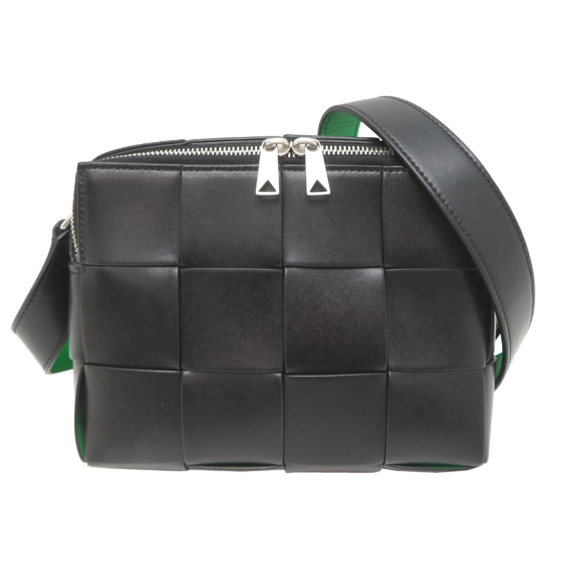 Bottega Veneta Cassette Shoulder Bag, Women's Leather Black: --- Catalog ---Category: SizeSize (HxWxD): 15cm x 21cm x 5.5cm / 5.9'' x 8.26'' x 2.16''Category: DesignType: Shoulder bagColor: Black, GreenGender: WomenMaterial: Leather Category: GeneralBrand: Bott