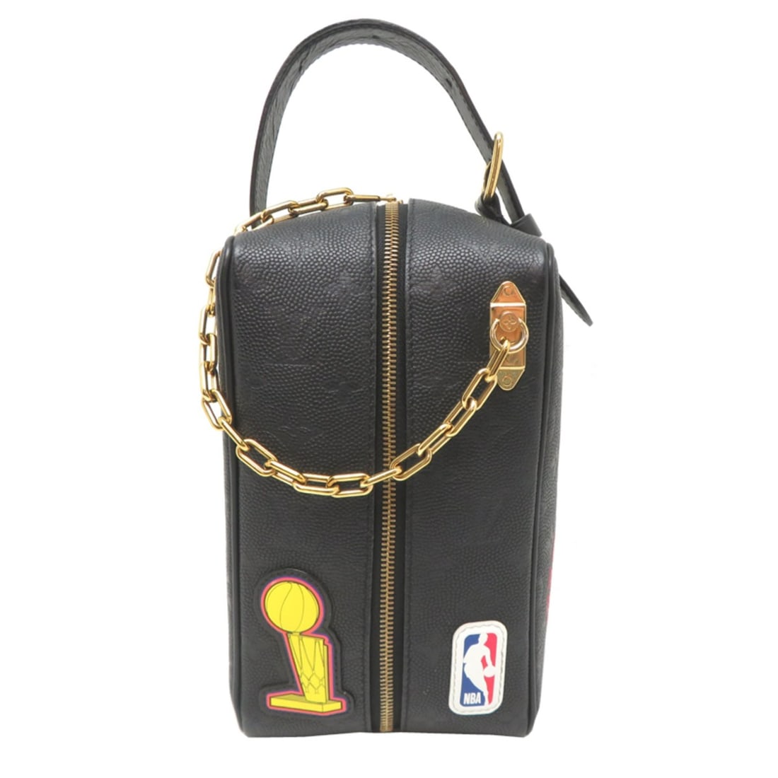 Louis Vuitton LV x NBA Crow Top Kit Men's Clutch Bag M58515 Leather Black: --- Catalog ---Category: SizeSize (HxWxD): 22.5cm x 13cm x 13.5cm / 8.85'' x 5.11'' x 5.31''Category: DesignType: Clutch bagColor: BlackGender: MenMaterial: Leather Category: GeneralMPN: M58515Brand: 