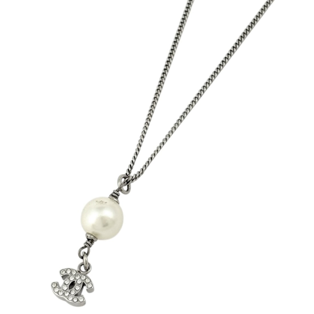 Chanel necklace with Coco Mark, faux pearl, silver plated, rhinestones, silver, for women.: --- Catalog ---Category: SizePendant Size: 30mm x 10mm / 1.18'' x 0.39''Neck Circumference: 42 cm / 16.53''Category: DesignColor: SilverGender: WomenMaterial: RhinestoneNecklace Type: NecklaceCategory