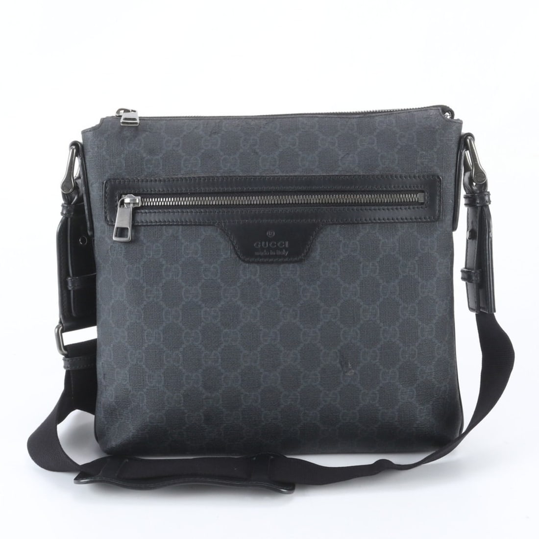 Gucci GG Supreme 322279 Leather Shoulder Bag, Messenger Business Tote Bag for Men: --- Catalog ---Category: SizeSize (HxWxD): 26cm x 29cm x 5cm / 10.23'' x 11.41'' x 1.96''Category: DesignType: Messenger bag, Shoulder bag, Tote bagColor: Black, GrayGender: MenMaterial: Leather , Coa