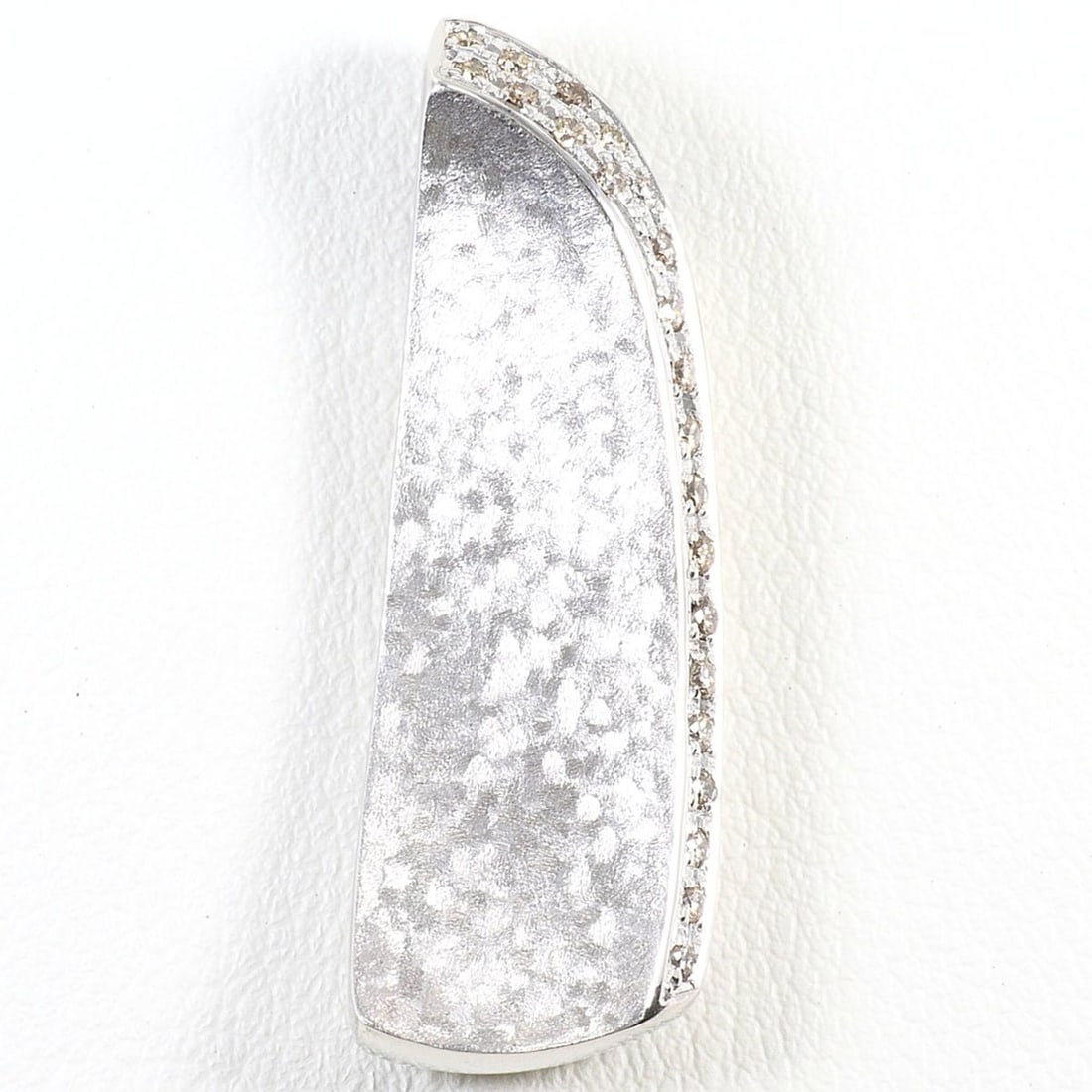 18K (18-karat white gold) pendant top with a 0.22ct diamond, includes certificate of authenticity,: --- Catalog ---Category: SizeWeight: 9.5g / 0.33oz.Pendant Size: 37mm x 12mm / 1.45'' x 0.47''Category: DesignColor: White goldMetal: White GoldStone: DiamondGender: WomenMaterial: White gold (18K)Met