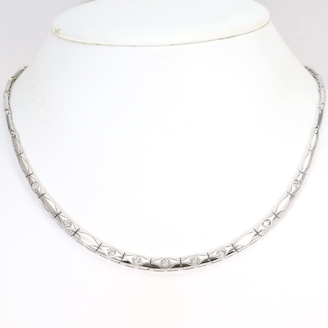 18K (18-karat white gold) necklace with 0.60ct diamond, includes appraisal certificate, total weight (1 of 11)