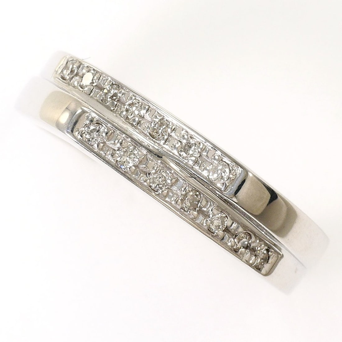 18K (18-karat white gold) ring with a 0.10ct diamond, includes certificate of authenticity, and: --- Catalog ---Category: SizeWidth: 4mm / 0.16''Weight: 4.4g / 0.15oz.JP Size: 6US Size: 3.5Category: DesignType: Band ringColor: White goldMetal: White GoldStone: DiamondGender: WomenMaterial: White 