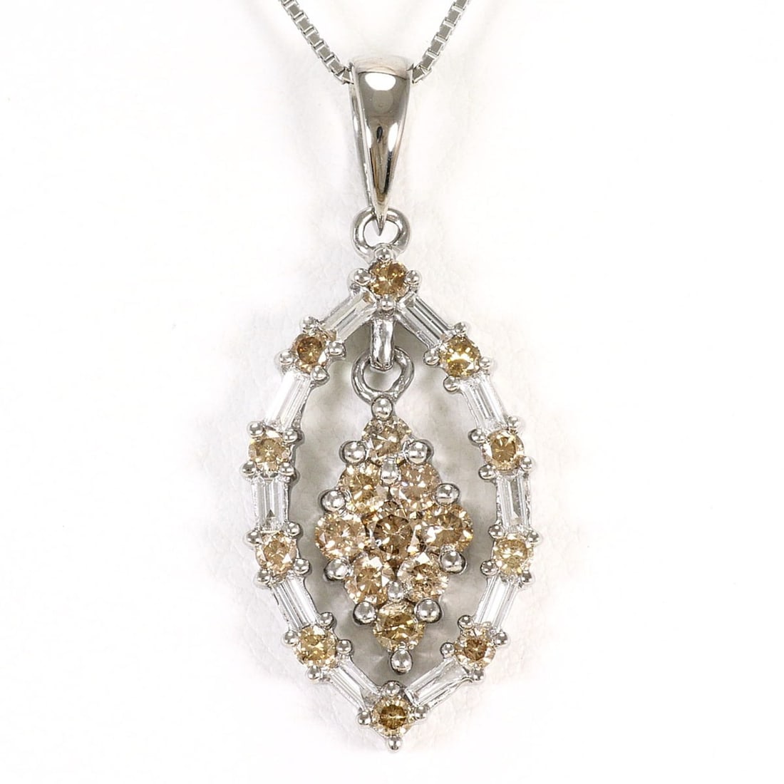 18K (18-karat white gold) necklace with brown diamonds and totaling 1.00ct. Comes a certificate of: --- Catalog ---Category: SizeWeight: 5.4g / 0.19oz.Pendant Size: 31mm x 13mm / 1.22'' x 0.51''Neck Circumference: 45 cm / 17.71''Category: DesignColor: Brown, White goldMetal: White GoldStone: Diamond